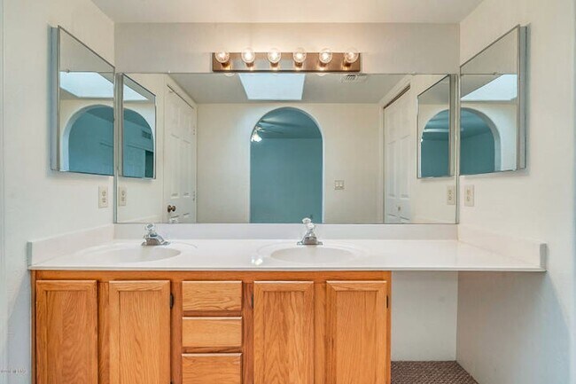 Foto del edificio - Charming 3 Bedroom 2 & 1/2 Bath Sante Fe Home in Desirable Northwest Subdivision