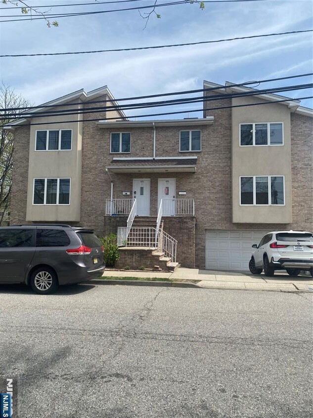 Foto principal - 171 Roosevelt Pl