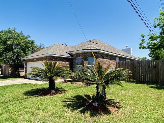 Building Photo - 2402 Raintree Village Dr
