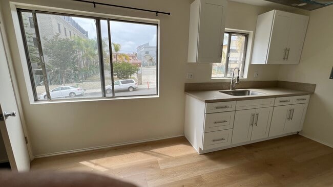 Kitchen and eating area front view - 926 S Lake St
