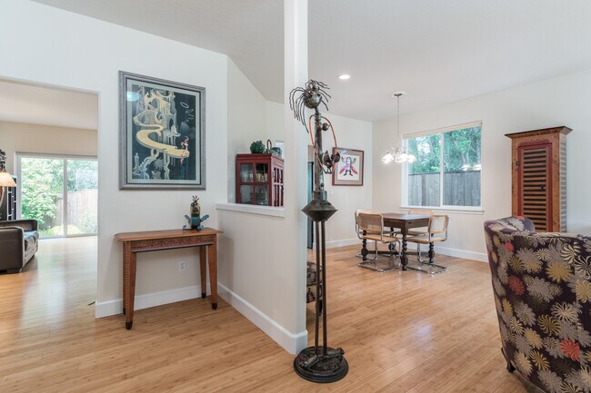 Entry/Foyer - 7813 SW Elmwood St