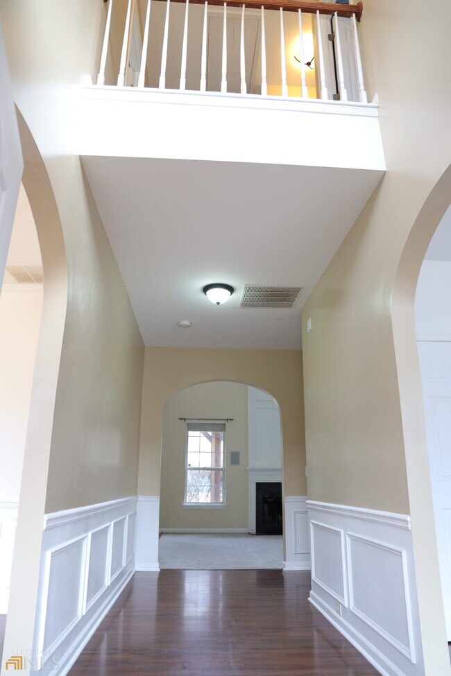 Building Photo - 1650 Huntcrest Way SW