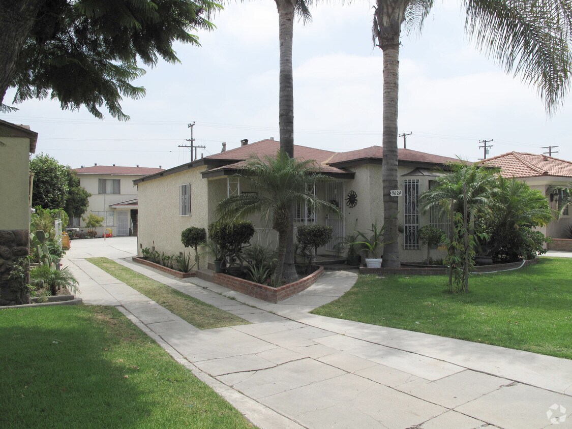 Primary Photo - 9624 Pinehurst Ave