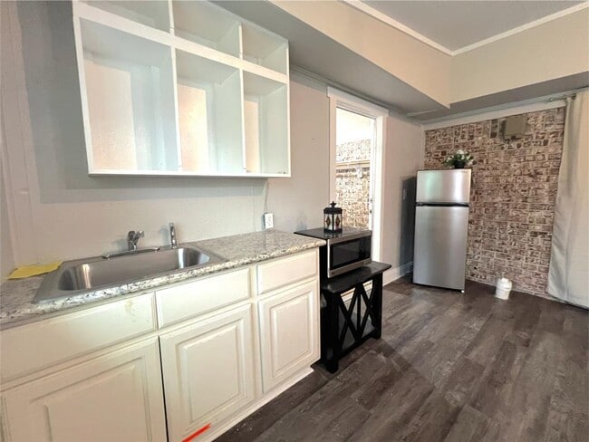 Building Photo - 14031 Duncannon Dr