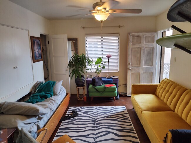 Queen Murphy bed comfortable roomy living room - 830 Island Ct