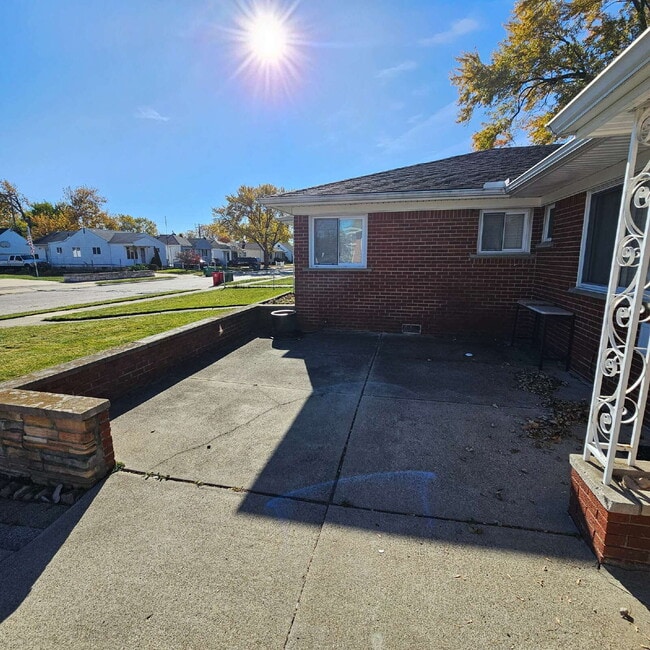 Building Photo - 3 Bedroom, 1.5 Bath Brick Ranch with Attac...