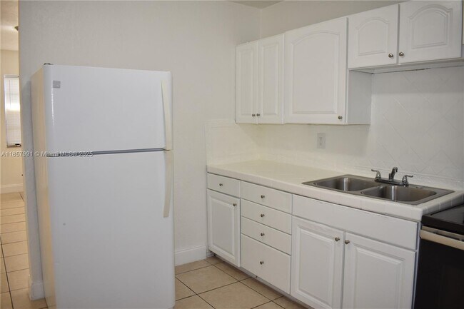 Foto del edificio - 633 NW 6th Ct