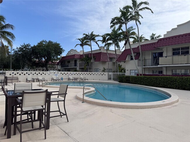 Foto del edificio - 6705 N Kendall Dr