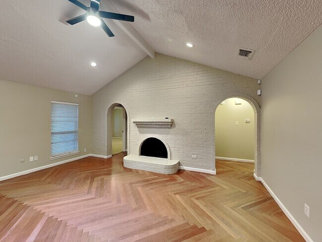 Foto del edificio - 7709 Silveridge Dr