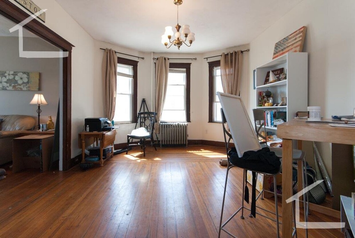 Primary Photo - Huge 4 bed in Oak Square