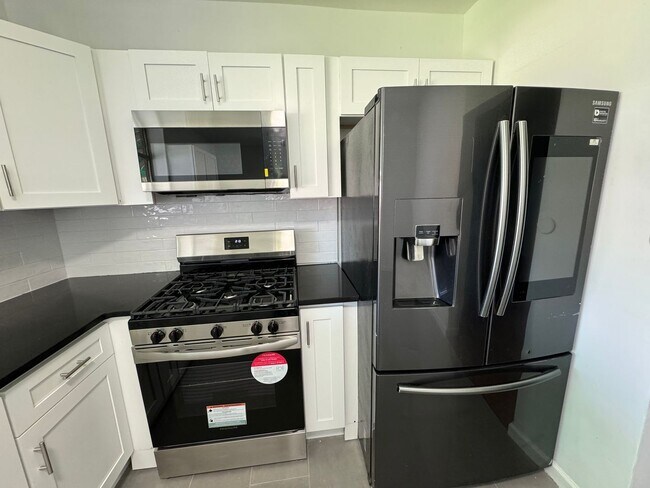Building Photo - Updated 3-Bed Home with Spacious Backyard