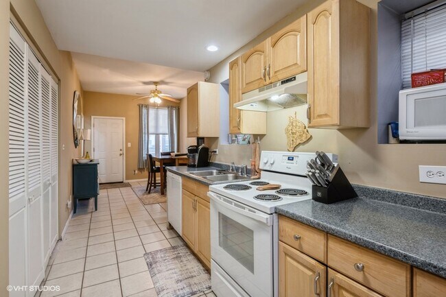 unit 2- Kitchen & Dining - 845 W Leland Ave