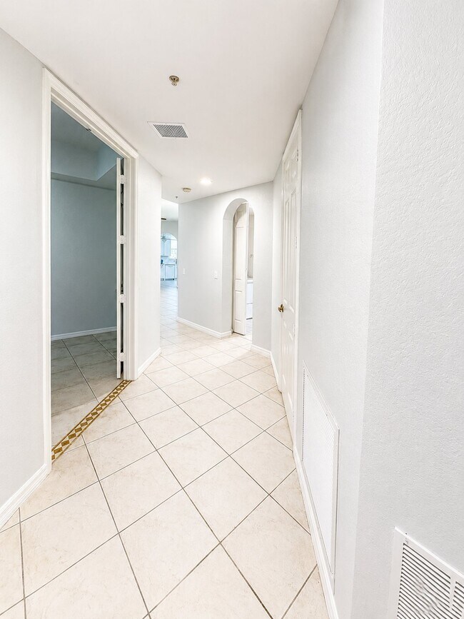 Building Photo - 1445 Mariposa Cir