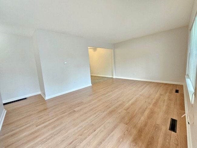 Foto del edificio - Newly Updated 3 Bed, 1.5 Bath Duplex Unit with Garage in Lovely Inner SE