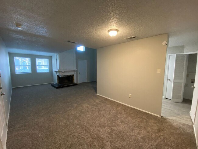 Foto del edificio - Charming Split-Level First-Floor Unit with...