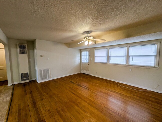 Foto del edificio - 306 Bridal Wreath Ave