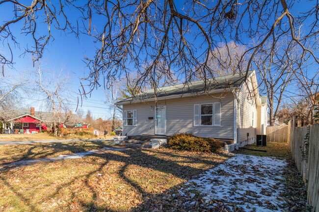 Building Photo - 1013 S Josephine Boyd St