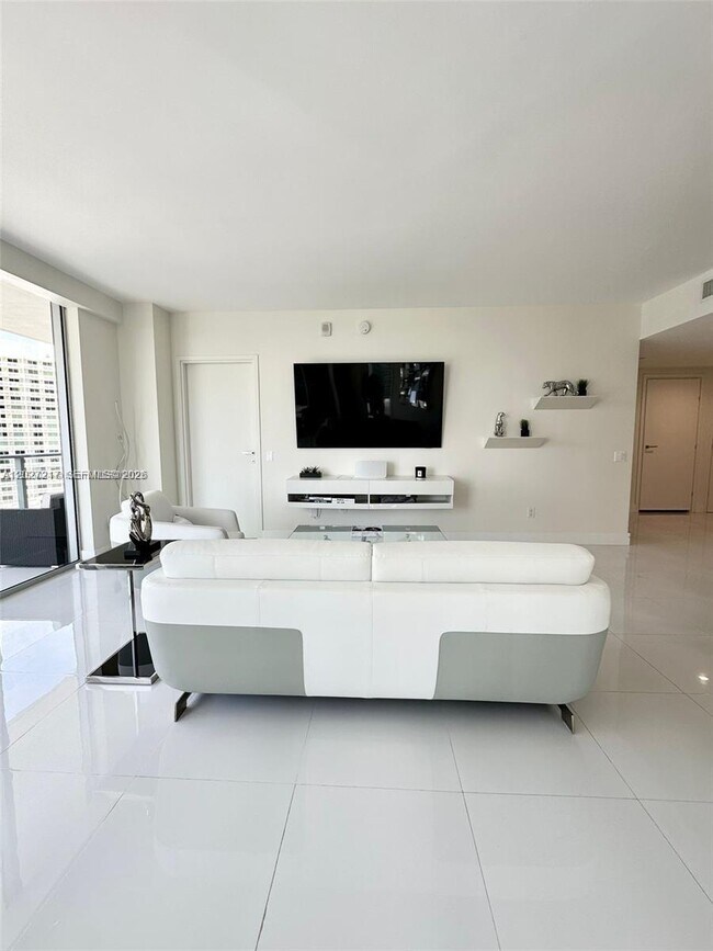 Foto del edificio - 1300 Brickell Bay Dr