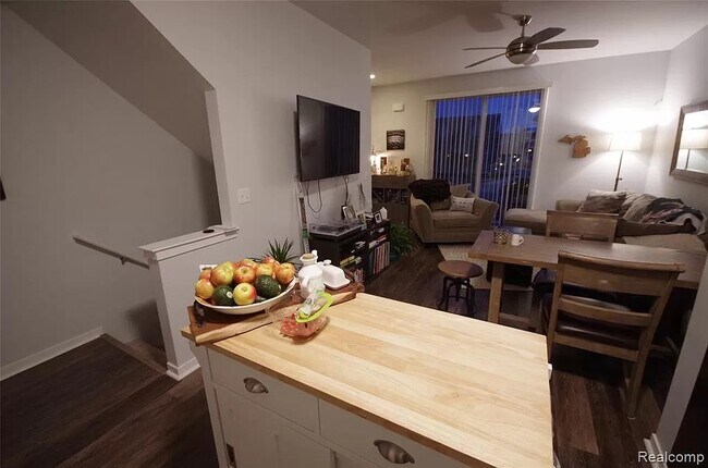 Building Photo - 273 E Palmer St