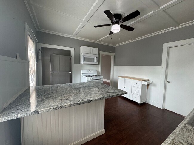 Building Photo - Updated Haverhill 2 Bedroom W/Yard | Available  9/1