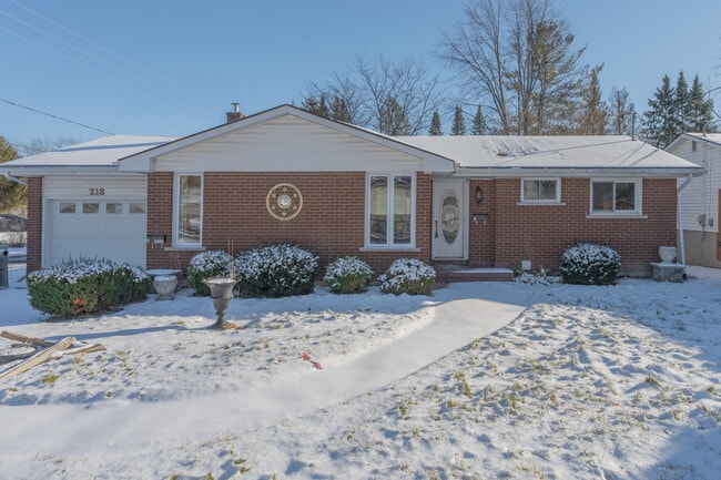 Building Photo - 3 Bedroom Upper Unit in Duplex – $2,549/Mo...