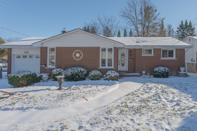 Photo du bâtiment - 3 Bedroom Upper Unit in Duplex – $2,549/Mo...