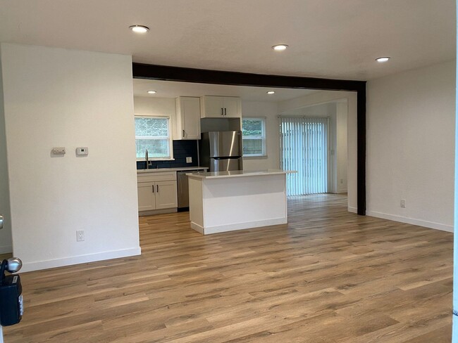 Building Photo - Fully  remodeled 3 bed, 1 bath house in La...