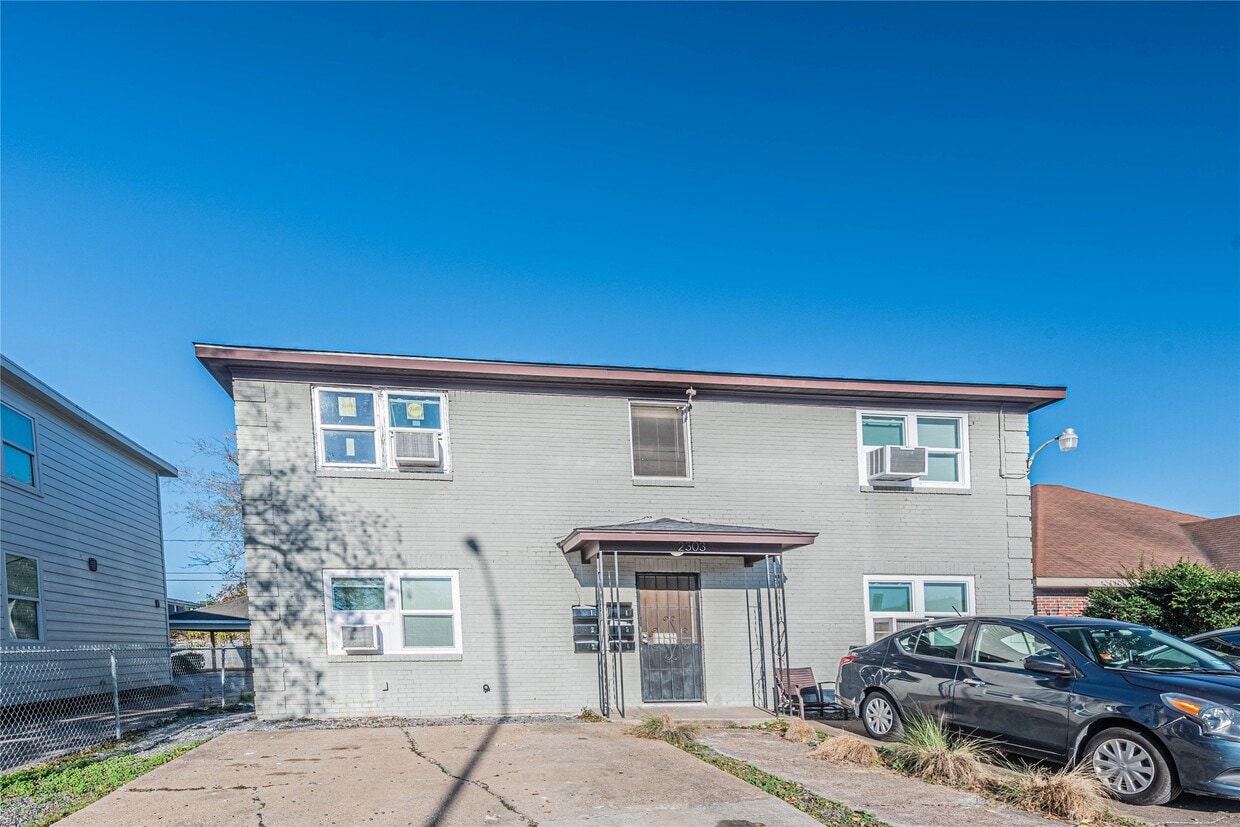 Foto principal - 2303 Rosewood St