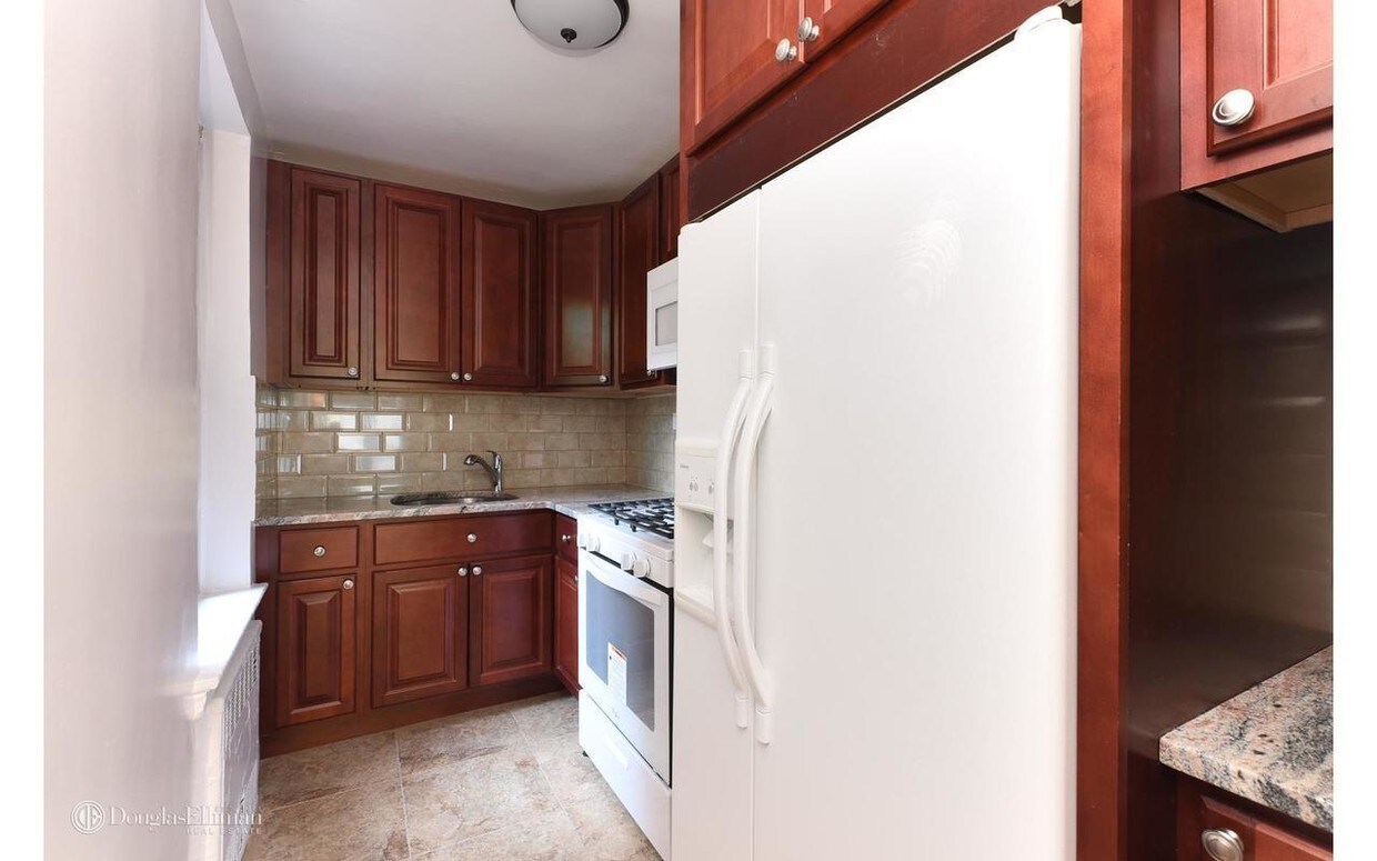 Primary Photo - 65-30 108th St