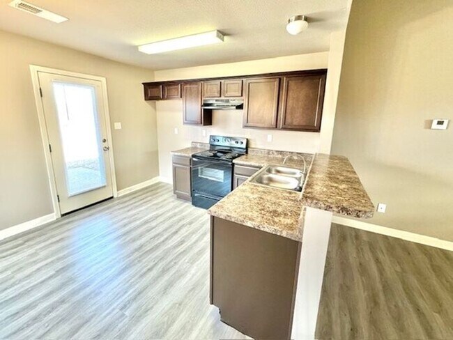 Foto del edificio - Now Leasing a 3 bedroom 2 bath home in Sou...