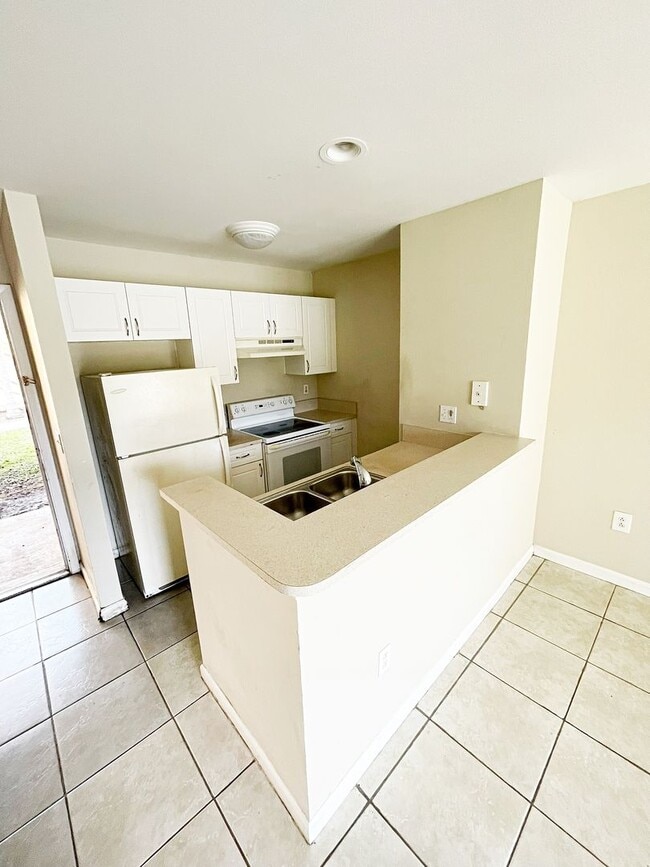 Building Photo - Palm Lakes Condominium