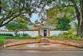 Building Photo - 305 Cambridge Dr