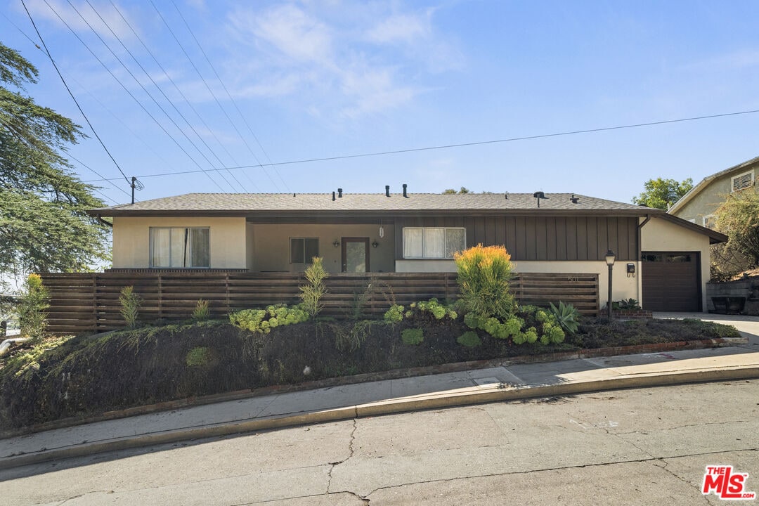Foto principal - 5010 Eaton St