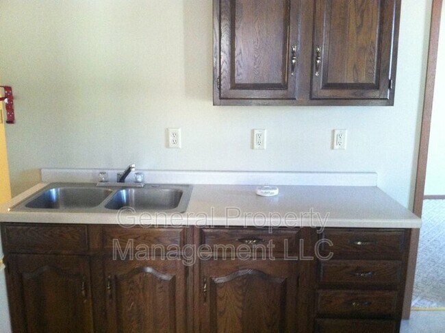 Foto del edificio - 4 bedroom in proximity to UWEC and downtown available June 1st