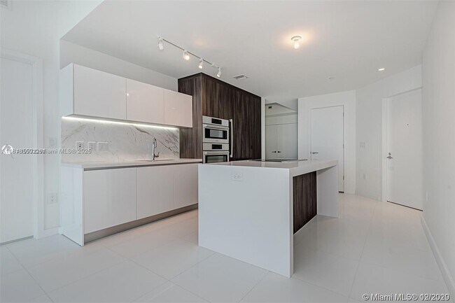 Foto del edificio - 851 NE 1st Ave