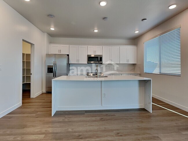 Foto del edificio - 9817 W Parkway Dr