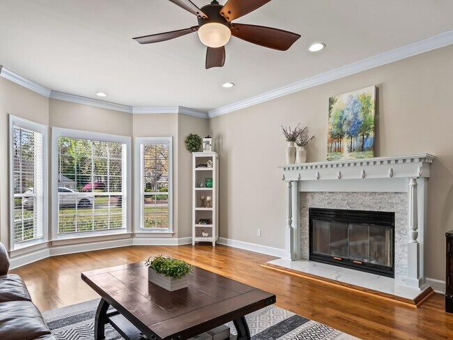 Foto del edificio - 916 Hillcrest Ct