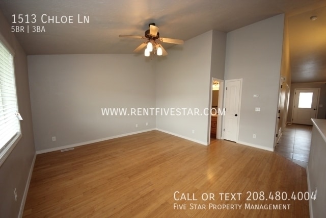 Building Photo - Spacious 5 Bedroom Home With a Garage! Vis...