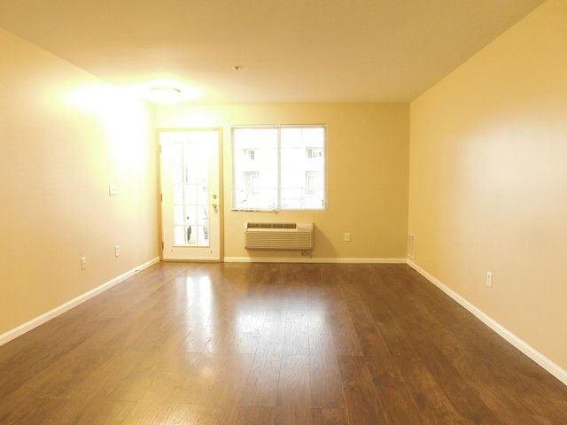 Sala de estar - 136 Bertram Dr