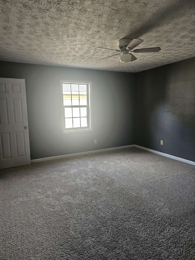 Building Photo - Spacious Lakebottom 2 bedroom townhome