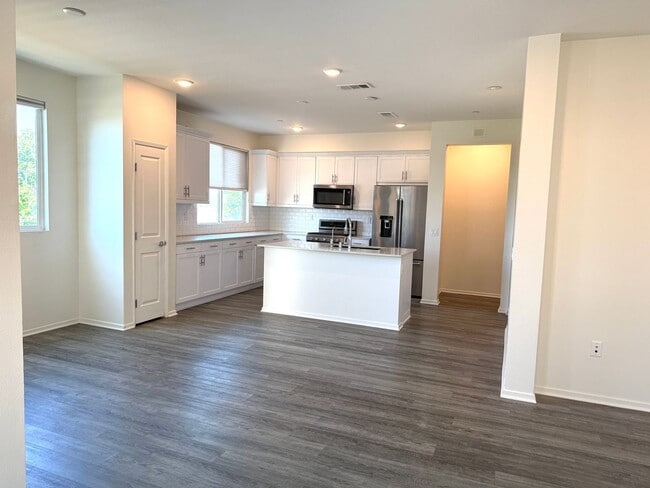 Building Photo - Gorgeous bright 3 bedroom 2.5 bath townhome