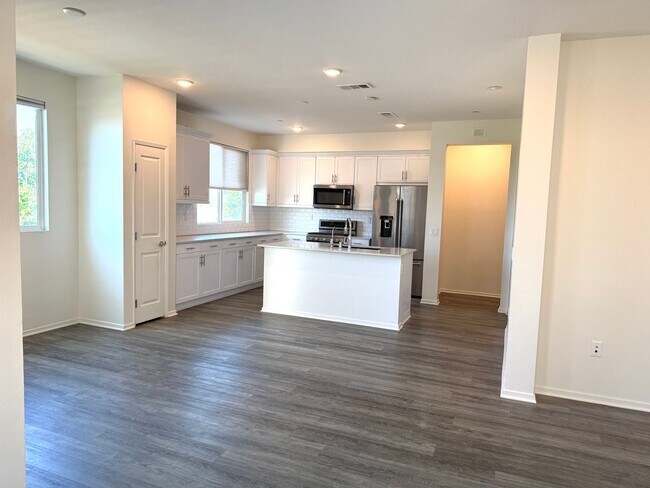 Foto del edificio - Gorgeous bright 3 bedroom 2.5 bath townhome