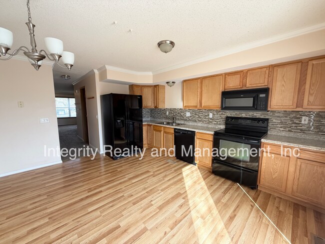 Building Photo - 2088 Oakcrest Cir