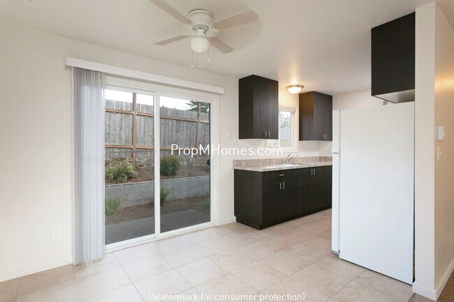 Foto del edificio - Wonderfully Updated NE Portland Glenfair One Bedroom Apartment w/ Private Patio!