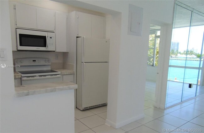 Building Photo - 10281 E Bay Harbor Dr