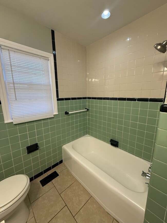 Building Photo - Freshly Updated 3 Bedroom 1 Bathroom Home in Decatur!