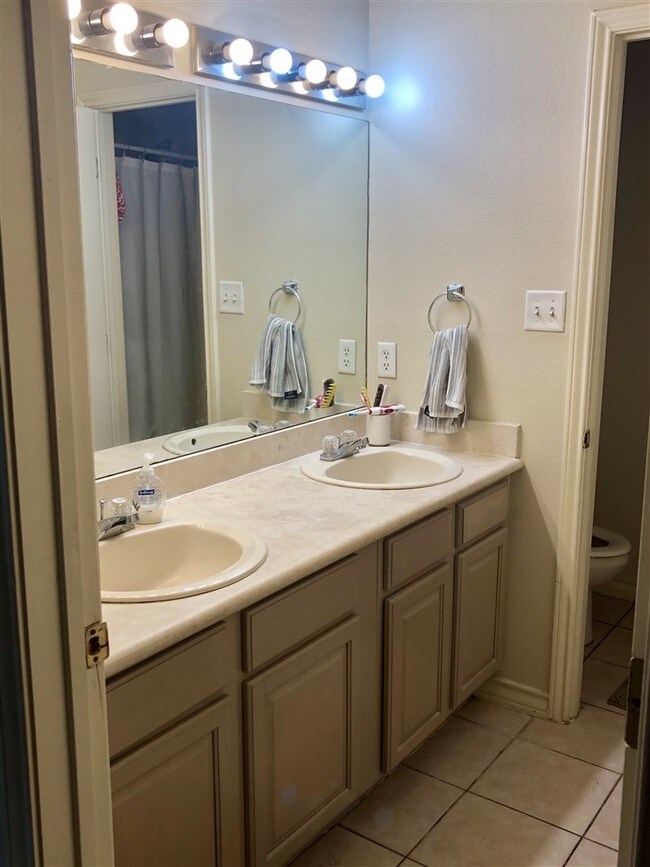 Building Photo - 7521 Country Club Dr