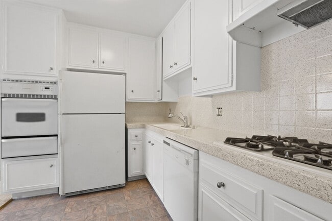 Building Photo - 3735 Mentone Ave