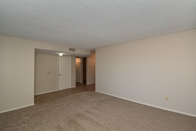 Building Photo - 2716 W Oakwood Ln