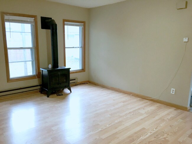 Building Photo - Lower Level Duplex!